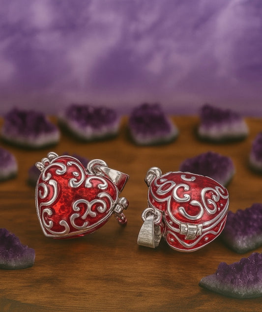 Amuleto Cofre Corazón de Plata y Rojo – Colgante Guardasecretos Místico